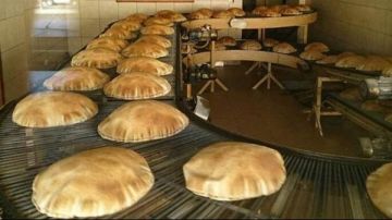 خبز لبنان مهدد والسبب : العمال السوريين