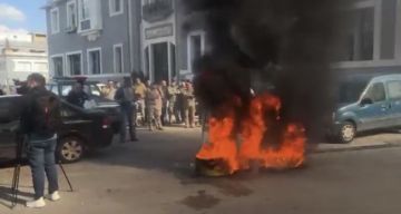 اهالي ضحايا انفجار المرفأ يشعلون اطارات امام مبنى الجمارك