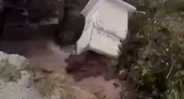 بالفيديو انهيار جزئي لجسر قديم في عكار بسبب الأمطار