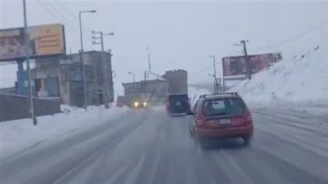 طلب من السائقين توخي الحذر وتخفيف السرعة بسبب تساقط الامطار والثلوج تفاديا للانزلاقات وللصدامات المرورية طلب من السائقين توخي الحذر وتخفيف السرعة بسبب تساقط الامطار والثلوج تفاديا للانزلاقات وللصدامات المرورية