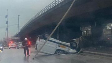 إصابة شخصين نتيجة انقلاب سيارة من الجسر قرب سوق الأحد في سن الفيل