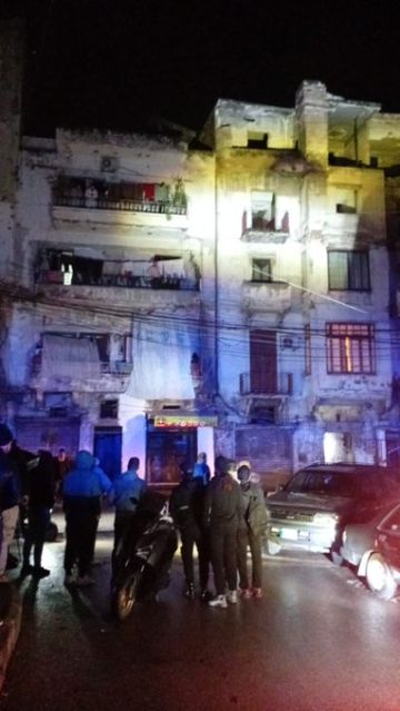 تساقط أجزاء من مبنى مهدد بالانهيار في ساحة القبة ليلا