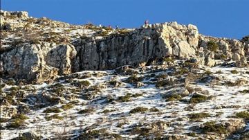 رحلة مشي تنقلب إلى مأساة: شاب يسقط ويختفي... والبحث جار منذ ساعات!