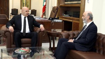 بالفيديو: مش بس يضربوها... وتفاصيل اتصال جعجع - عون