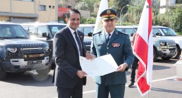 الجيش يتسلم الدفعة الأولى من هبة قطرية تشمل آليات دعما للأمن والاستقرار الجيش يتسلم الدفعة الأولى من هبة قطرية تشمل آليات دعما للأمن والاستقرار