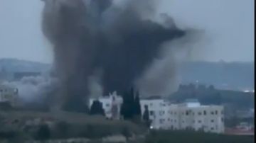 بالفيديو: غارة عنيفة على أحد المباني