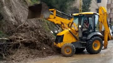 أمطار غزيرة تتسبب بانهيار التربة والحجارة في عدة بلدات