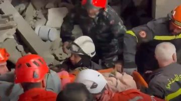 بالفيديو: لحظة إنقاذ طفل من تحت أنقاض المبنى المنهار