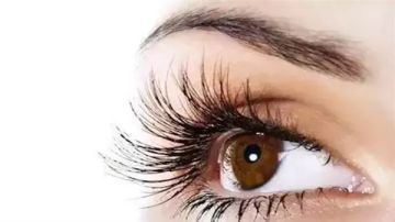 منتج تجميلي تستخدمه ملايين النساء قد يدمر طبقة الدموع