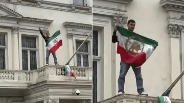 توقيف متظاهر في لندن نزع العلم الإيراني المرفوع على سطح السفارة