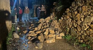 بعد انهيار جدار الدفاع المدني يرفع الركام عن طريق في الضنية بعد انهيار جدار الدفاع المدني يرفع الركام عن طريق في الضنية