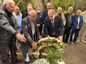 السفير الاسعد يضع اكليلا من الزهور على ضريح مصطفى سعد
