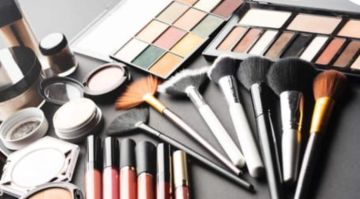 بالصورة: المكياج ممنوع خلال الدوام! بالصورة: المكياج ممنوع خلال الدوام!