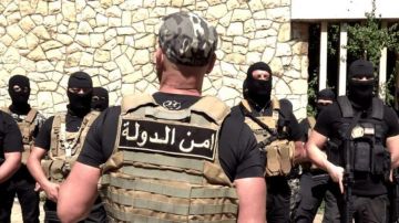 أمن الدولة توقف شخصين بجرائم مختلفة