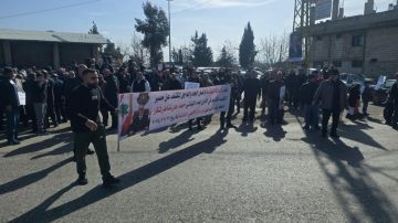 اعتصام للمطالبة بكشف مصير النقيب أحمد شكر اعتصام للمطالبة بكشف مصير النقيب أحمد شكر