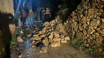 الدفاع المدني يرفع ركام جدار قطع طريقا بين بيت الفقس وقرصيتا