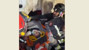 انتشال أم وولدها من تحت أنقاض المبنى المنهار والمحاولات مستمرة لانقاذ امرأة فاقدة الوعي انتشال أم وولدها من تحت أنقاض المبنى المنهار والمحاولات مستمرة لانقاذ امرأة فاقدة الوعي