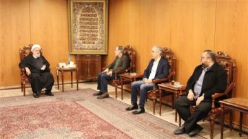 الشيخ علي الخطيب استقبل الوزير السابق الدكتور فايز شكر في مقر المجلس - طريق المطار الشيخ علي الخطيب استقبل الوزير السابق الدكتور فايز شكر في مقر المجلس - طريق المطار