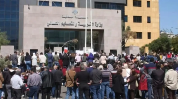 أساتذة التعليم الرسمي اعتصموا أمام وزارة التربية وهددوا بـ العصيان التربوي 
