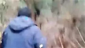 الدفاع المدني يعثر على مواطن مفقود في منطقة جبلية وعرة الدفاع المدني يعثر على مواطن مفقود في منطقة جبلية وعرة