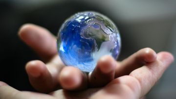 حين يسقط العالم بصمت: الإنسان بين القوة والمعنى حين يسقط العالم بصمت: الإنسان بين القوة والمعنى