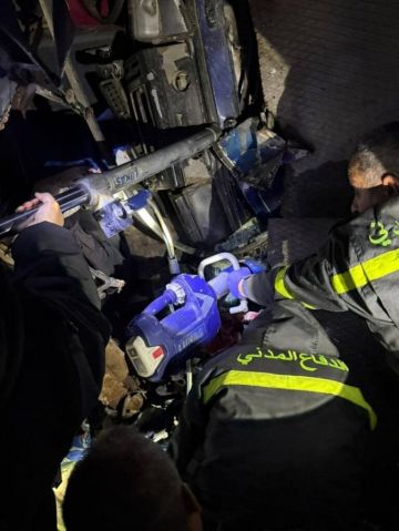 لحظات خطرة قرب مستوعب غاز إنقاذ مصاب بعد انقلاب شاحنة في البقاع لحظات خطرة قرب مستوعب غاز إنقاذ مصاب بعد انقلاب شاحنة في البقاع