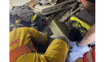 الدفاع المدني: إنقاذ مواطنة وابنها من تحت أنقاض المبنيين المنهارين في القبة- طرابلس الدفاع المدني: إنقاذ مواطنة وابنها من تحت أنقاض المبنيين المنهارين في القبة- طرابلس