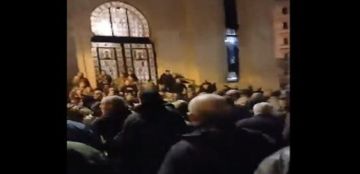 بري يوقف البث المباشر والمتظاهرون أصبحوا أمام مجلس النواب (فيديو) بري يوقف البث المباشر والمتظاهرون أصبحوا أمام مجلس النواب (فيديو)