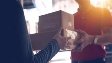 عامل دليفري يطلب من صاحب المنزل كوبا من الماء قبل ان ينفذ فعلته الشيطانية !