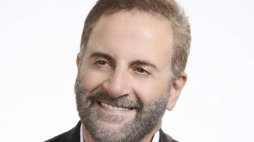 بالفيديو: غسان صليبا يفاجئ ابن شقيقته لاعب الـ Volleyball روني ضو على الهواء مباشرة بالفيديو: غسان صليبا يفاجئ ابن شقيقته لاعب الـ Volleyball روني ضو على الهواء مباشرة