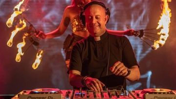 بعد عاصفة الاعتراضات على حفلة الكاهن الـDJ في بيروت... قرار قضائي حاسم!