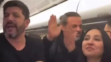 رقص وغناء مع الركاب.. هذا ما حصل مع مشاهير لبنان على الطائرة خلال عودتهم من الرياض (فيديو) رقص وغناء مع الركاب.. هذا ما حصل مع مشاهير لبنان على الطائرة خلال عودتهم من الرياض (فيديو)
