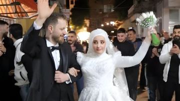 عرس شعبي على الطريقة القديمة في مدينة صور ... ابراهيم وحوراء احتفلا بزفافهما وسط الشارع برفقة الاهل والاحباب وقمة السعادة في المحبة والبساطة