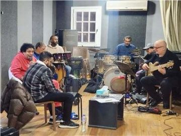 محمد منير يواصل البروفات التحضيرية لحفلته مع ويجز في دبي محمد منير يواصل البروفات التحضيرية لحفلته مع ويجز في دبي