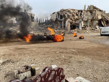 أهالي كفركلا يشعلون الاطارات وسط البلدة