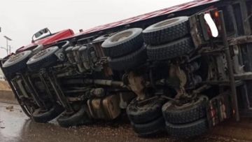 حركة المرور كثيفة نتيجة انقلاب شاحنة قبل جسر النملية باتجاه شتورا والأضرار مادية