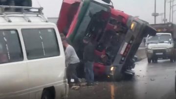 بالفيديو: انقلاب شاحنة على طريق ضهر البيدر بالفيديو: انقلاب شاحنة على طريق ضهر البيدر