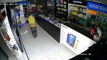 منتصف الليل يشهد سرقة جريئة اللصوص يفرون بغنيمة 40 ألف دولار!