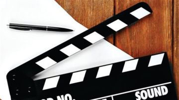 ممثل يثير الجدل... رقص وغنى على الرغم من مرور أيام على وفاة والدته (فيديو)