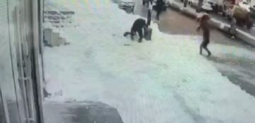 توفيت أمام المارة فيديو يوثق حادثة مؤسفة للحظة مصرع شابة في تركيا