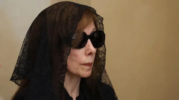 فيروز تودع نجلها الأصغر في جنازة مؤثرة (فيديو)