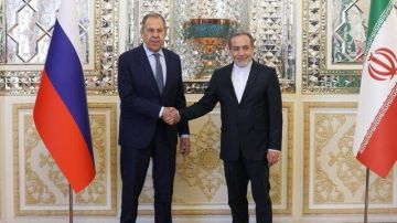 لافروف يلتقي عراقجي في طهران..وبحث في تعزيز الشراكة الاستراتيجية وخفض التوترات لافروف يلتقي عراقجي في طهران..وبحث في تعزيز الشراكة الاستراتيجية وخفض التوترات