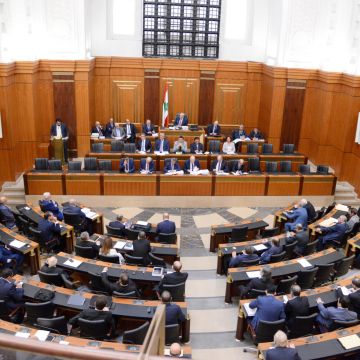 المشرع والمستفيد: من يراقب القوانين التي تخدم واضعيها؟