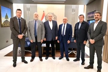 وفد مشترك من المؤتمر الدائم للفدرالية ومنتدى طريق السلام يسلم مخزومي عريضة تعديل الدستور وفد مشترك من المؤتمر الدائم للفدرالية ومنتدى طريق السلام يسلم مخزومي عريضة تعديل الدستور