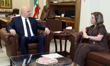 الرئيس عون تسلم من القزي تقريرا عن إنجازات عمل الجمارك واستقبل الدويهي الرئيس عون تسلم من القزي تقريرا عن إنجازات عمل الجمارك واستقبل الدويهي