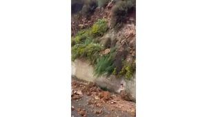 الأمطار تسببت بانهيار جزء من الجبل المحاذي لطريق الهيكلية باتجاه ضهر العين الكورة