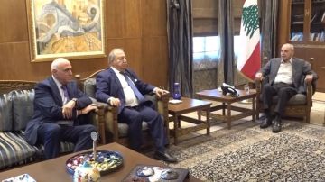 نقيبا الصحافة والمحررين طلبا من الرئيس بري مواكبة مساعيهما لإقرار تعديلات قانون الإعلام نقيبا الصحافة والمحررين طلبا من الرئيس بري مواكبة مساعيهما لإقرار تعديلات قانون الإعلام
