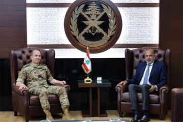 قائد الجيش استقبل ناصر ودرغام وعرض مع ريزا آليات تقديم المساعدات الإنسانية في الجنوب قائد الجيش استقبل ناصر ودرغام وعرض مع ريزا آليات تقديم المساعدات الإنسانية في الجنوب