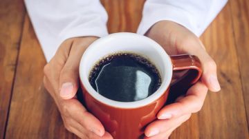 لماذا يشعر البعض بالنعاس بعد شرب القهوة؟