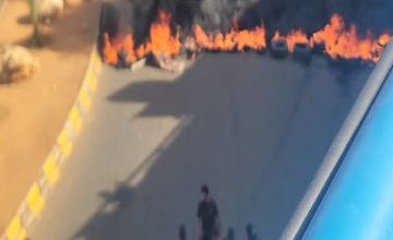 لبنان.. محتجون يقطعون الطريق بالإطارات بمنطقة الجناح في بيروت (فيديو)